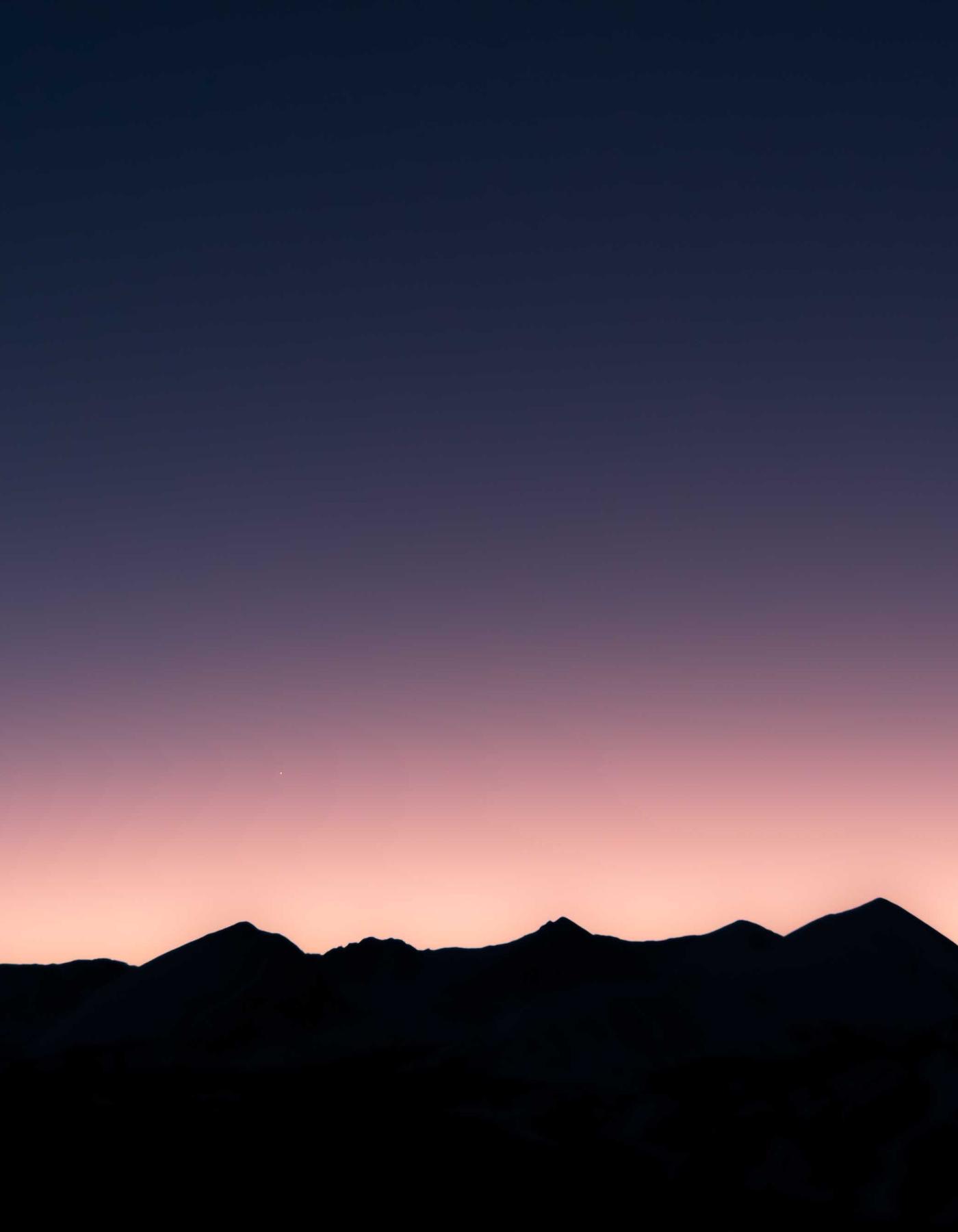 Amanecer sobre una cadena de montañas.
